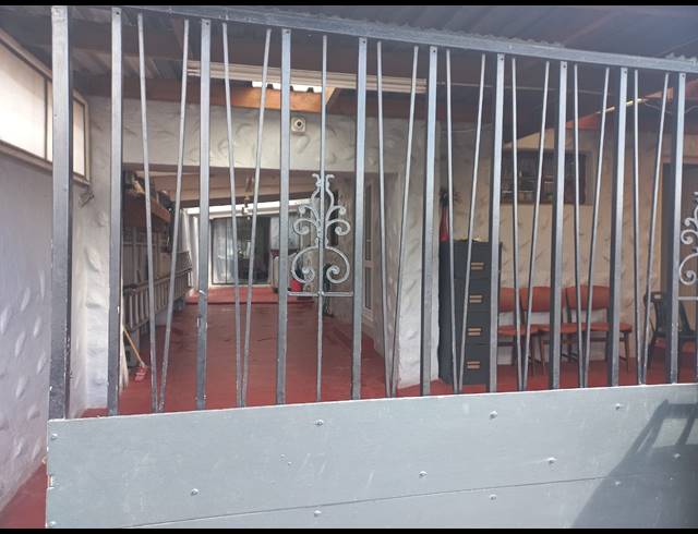 4 BEDROOM FREESTANDING FOR SALE IN LENTEGEUR